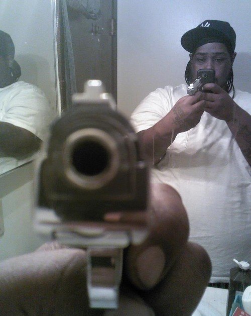 gangster+pointing+gun+at+camera+pointed+at+himself+in+mirror+dr+heckle+funny+wtf+stupid+people.jpg