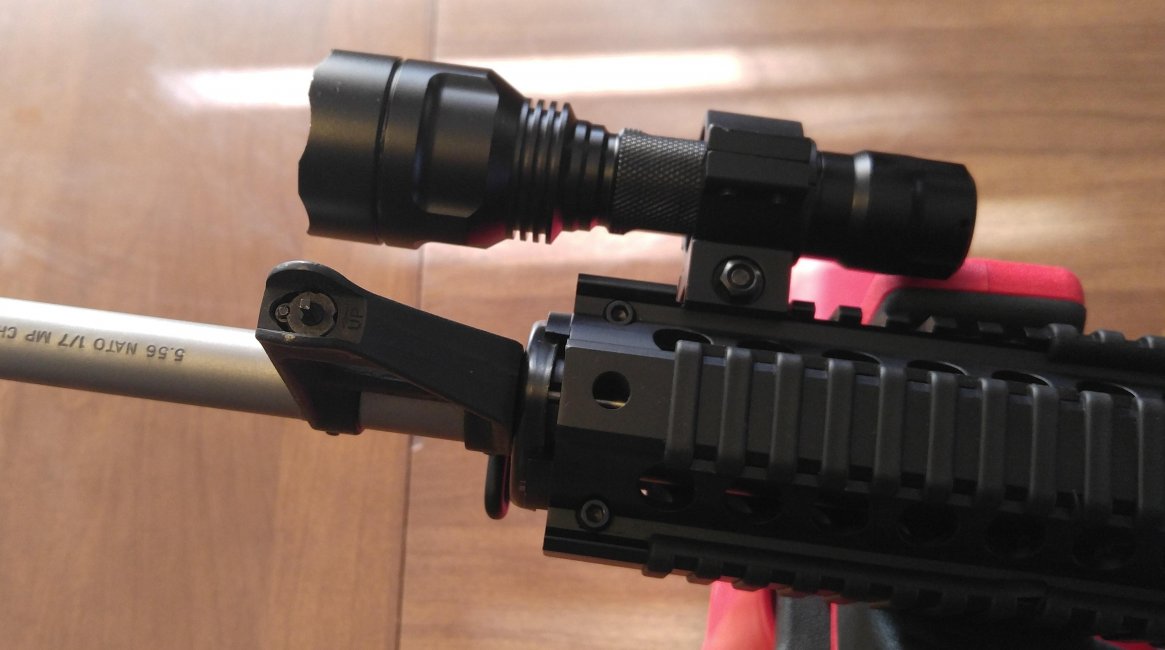 Small Tactical mounted flashlight 1.jpg