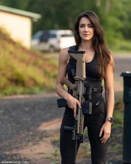 girl-with-gun-5e9e5069a10ffbbab.jpg