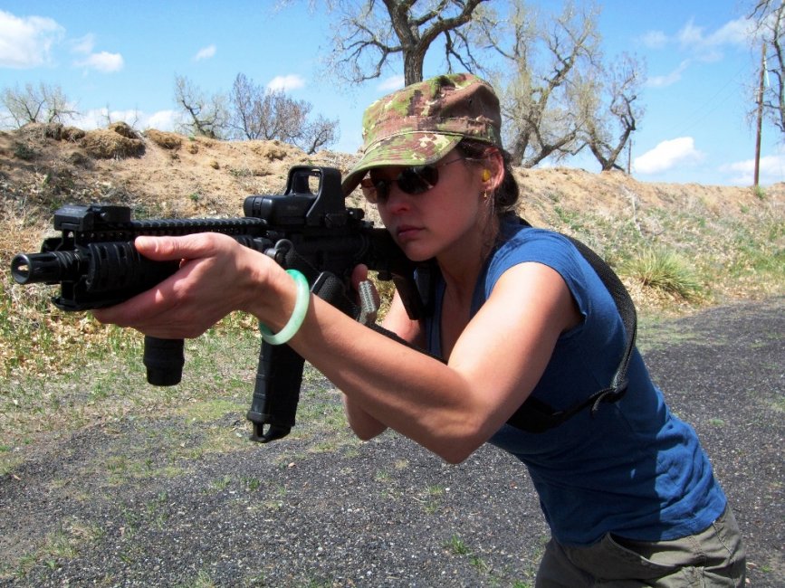 Hot chick with an AR.jpg