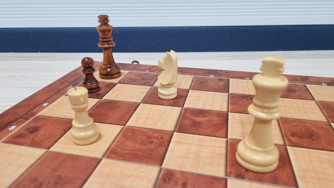 How-To-Checkmate-With-Rook-And-Knight.jpg