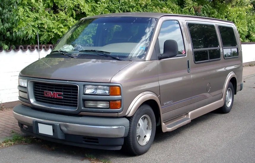 GMC_Savana_front_20080719.jpg