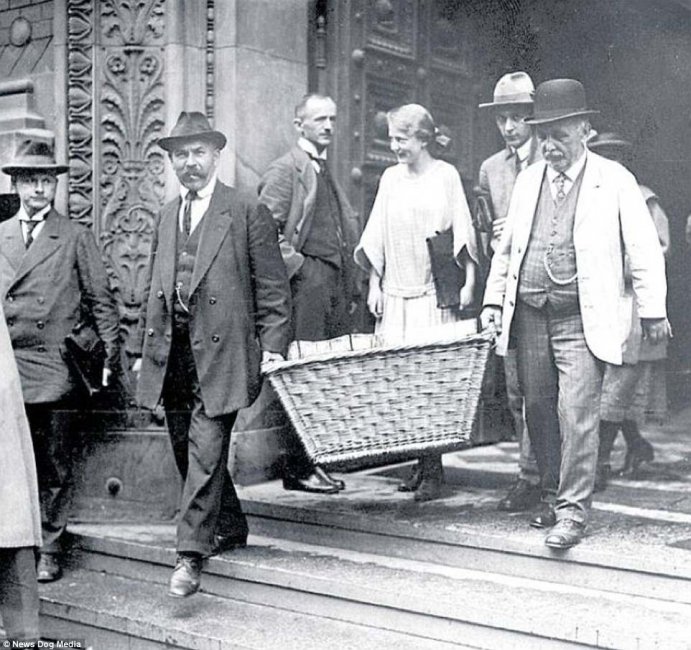 46684BD000000578-5088405-Pictured_Men_carry_their_cash_in_baskets_in_1923_The_world_didn_-a-3_...jpg