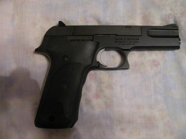 Pistol Semi Automatic 22 cal Smith & Wesson 422